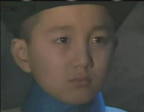 Sau khi tham gia Tây du ký năm 1983, Hàng Vương Chuyên lại nhận vai tiểu hoàng đế Phổ Nghi trong bộ phim điện ảnh kinh điển "Hoàng đế cuối cùng" của đạo diễn Bernardo Bertolucci công chiếu năm 1987, và tham gia một số vai diễn khác, trước khi rời ghế đại học lao vào thương trường. Trong ảnh: Tiểu hoàng đế Phổ Nghi trong phim Hoàng đế cuối cùng