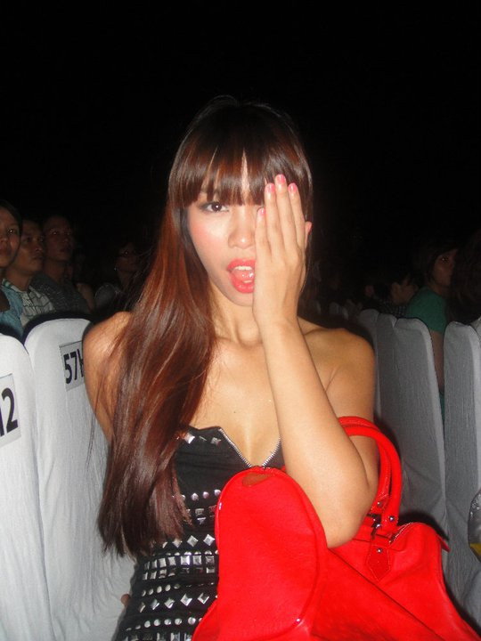 Úi, đừng chụp nhé, tôi đang bị đau mắt đấy. Úi, đừng chụp nhé, tôi đang bị đau mắt đấy.