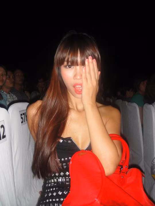 Úi, đừng chụp nhé, tôi đang bị đau mắt đấy.