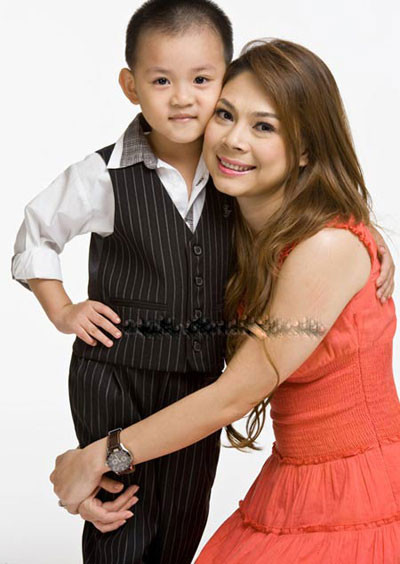 Một điều rất dễ nhận ra là hai cậu con nuôi của Thanh Thảo đều có cái tên Minh Trí và đều gắn với scandal liên quan đến hai người đàn ông trong showbiz Việt là Bình Minh và Ngô Kiến Huy. Và bức ảnh với cậu bé Minh Trí thứ hai được công bố không lâu sau khi Thanh Thảo ra mắt album của mình. (Theo Eva) Một điều rất dễ nhận ra là hai cậu con nuôi của Thanh Thảo đều có cái tên Minh Trí và đều gắn với scandal liên quan đến hai người đàn ông trong showbiz Việt là Bình Minh và Ngô Kiến Huy. Và bức ảnh với cậu bé Minh Trí thứ hai được công bố không lâu sau khi Thanh Thảo ra mắt album của mình. (Theo Eva)