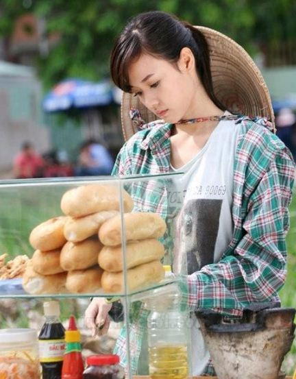 Mình xinh đẹp thế mà không ai mua bánh ủng hộ người nghèo nhỉ? Mình xinh đẹp thế mà không ai mua bánh ủng hộ người nghèo nhỉ?