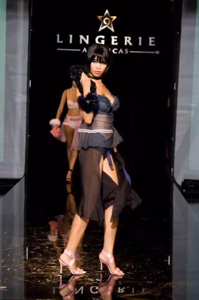 Không biết mẹ mà thấy mình ăn mặc tơi tả, te tua thế này thì nghĩ sao nhỉ?