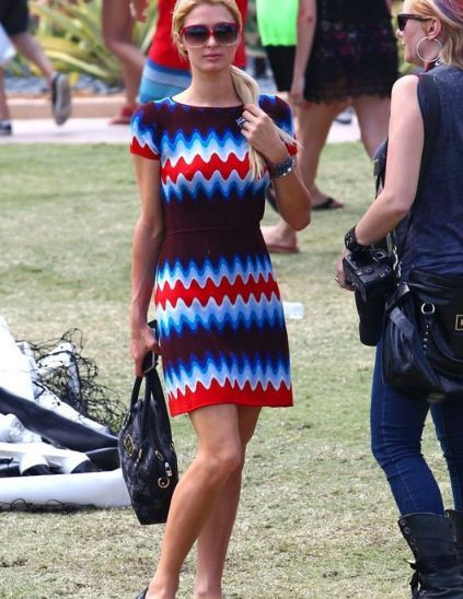 Tiểu thư dòng họ Hilton nhanh chóng thay trang phục khi biểu diễn xong