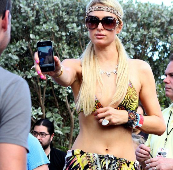 Trong bộ bikini nóng bỏng màu vàng sáng, cô nàng liên tục "tự sướng" bằng điện thoại iphone 4.