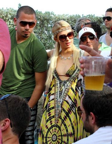 Cô nàng vui vẻ cùng chàng DJ Afrojack