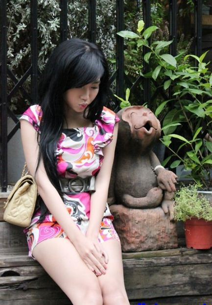 Mình xinh hơn bức tượng đấy nhỉ? Mình xinh hơn bức tượng đấy nhỉ?