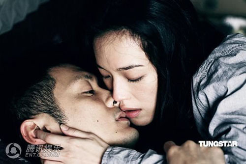 Trong một số hình ảnh, cô nàng Thư Kỳ lả lơi, chủ động ôm hôn Dư Văn Lạc. Ở một số ảnh khác, Thư Kỳ diện chiếc áo mỏng manh, nhìn Dư Văn Lạc say đắm. Sau đó, hai người có những phút giây lãng mạn, mặn nồng bên nhau. Trong một số hình ảnh, cô nàng Thư Kỳ lả lơi, chủ động ôm hôn Dư Văn Lạc. Ở một số ảnh khác, Thư Kỳ diện chiếc áo mỏng manh, nhìn Dư Văn Lạc say đắm. Sau đó, hai người có những phút giây lãng mạn, mặn nồng bên nhau.