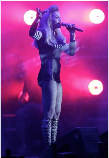 Tuy nhiên có vẻ nữ hoàng nhạc pop đang "cưa sừng" quá đà. Chiếc quần siêu ngắn làm lộ nguyên vòng 3 của cô. Tuy nhiên có vẻ nữ hoàng nhạc pop đang "cưa sừng" quá đà. Chiếc quần siêu ngắn làm lộ nguyên vòng 3 của cô.