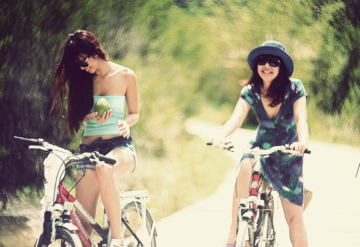 Ấy ơi, tớ nhặt được trái cây lăn trên đường này, trông ngon quá! Ấy ơi, tớ nhặt được trái cây lăn trên đường này, trông ngon quá!