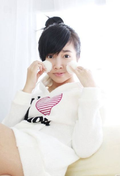 Trót đánh phấn má đậm quá, lấy 2 cái bông áo che cho đỡ ngượng. Trót đánh phấn má đậm quá, lấy 2 cái bông áo che cho đỡ ngượng.