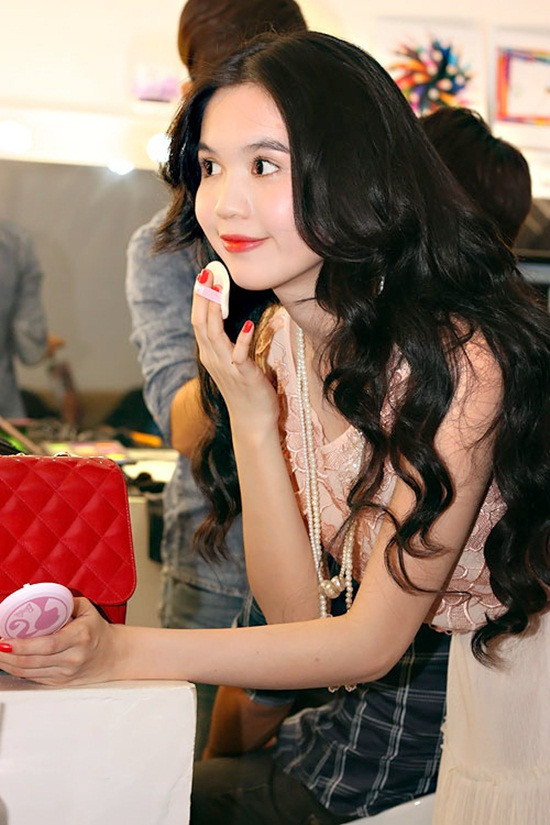 Da em trắng đều vì lúc nào em cũng "thủ" sẵn hộp phấn bên mình...