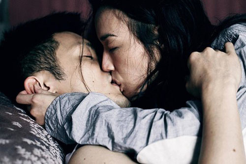 Trong Tình Mê, Thư Kỳ thể hiện đồng thời hai vai - một cặp chị em song sinh. Cả hai người cùng đem lòng yêu một nam diễn viên sân khấu (Dư Văn Lạc thể hiện). Sau đó, hai người quay ra thù ghét và muốn cắt đứt quan hệ chị em khi phát hiện ra mình cùng "lên giường" với một người đàn ông. Trong Tình Mê, Thư Kỳ thể hiện đồng thời hai vai - một cặp chị em song sinh. Cả hai người cùng đem lòng yêu một nam diễn viên sân khấu (Dư Văn Lạc thể hiện). Sau đó, hai người quay ra thù ghét và muốn cắt đứt quan hệ chị em khi phát hiện ra mình cùng "lên giường" với một người đàn ông.