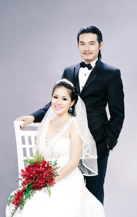 Quách Ngọc Ngoan chia sẻ về cuộc sống gia đình: "Vợ chồng tôi chưa có dự định đi nghỉ ở đâu bởi bé Phương (tên gọi thân mật Ngoan dành cho vợ - PV) đang mang bầu ba tháng, nên phải kiêng cữ, hạn chế đi lại. Ngay sau khi cưới, tôi phải chăm chỉ tập khiêu vũ dưới sự hướng dẫn của bạn nhảy ngoại quốc để không phụ những tình cảm ưu ái mà khán giả dành cho tôi trong live show đầu tiên của BNHV. Ngoài ra, tôi đang đóng phim nhựa “Bước khẽ tới hạnh phúc” của đạo diễn Lưu Trọng Ninh và rất nhiều công việc khác... Công việc lu bu quá, cứ cuốn tôi đi như một cái chong chóng" (Theo PLXH) Quách Ngọc Ngoan chia sẻ về cuộc sống gia đình: "Vợ chồng tôi chưa có dự định đi nghỉ ở đâu bởi bé Phương (tên gọi thân mật Ngoan dành cho vợ - PV) đang mang bầu ba tháng, nên phải kiêng cữ, hạn chế đi lại. Ngay sau khi cưới, tôi phải chăm chỉ tập khiêu vũ dưới sự hướng dẫn của bạn nhảy ngoại quốc để không phụ những tình cảm ưu ái mà khán giả dành cho tôi trong live show đầu tiên của BNHV. Ngoài ra, tôi đang đóng phim nhựa “Bước khẽ tới hạnh phúc” của đạo diễn Lưu Trọng Ninh và rất nhiều công việc khác... Công việc lu bu quá, cứ cuốn tôi đi như một cái chong chóng" (Theo PLXH)