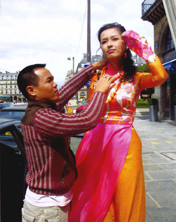 Anh sửa... áo nhanh dùm em, trời nắng nóng quá Anh sửa... áo nhanh dùm em, trời nắng nóng quá