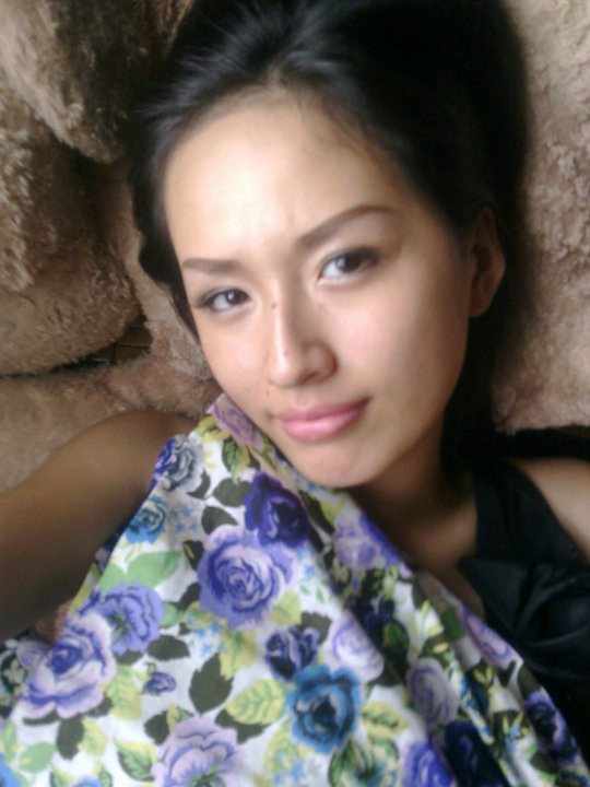 Mới mua điện thoại xịn, phải chụp một kiểu làm kỷ niệm mới được! Mới mua điện thoại xịn, phải chụp một kiểu làm kỷ niệm mới được!