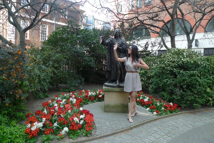 Cứ tập sẵn một bài, đợi có người đi qua để mình còn... tạo dáng. Cứ tập sẵn một bài, đợi có người đi qua để mình còn... tạo dáng.