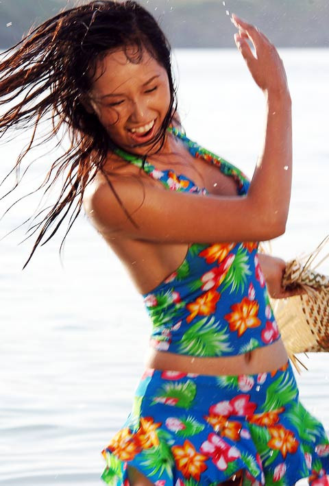 Ôi hôm qua em đi tắm biển... giọt nước bắn vào mặt em! Ôi hôm qua em đi tắm biển... giọt nước bắn vào mặt em!