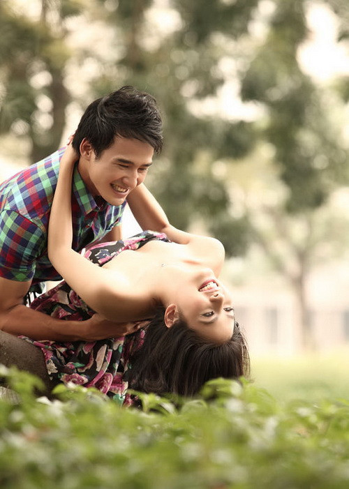 Vì anh bế em cười thế thôi, chứ đau cổ lắm!