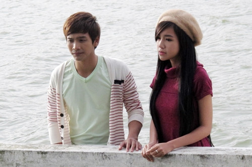 Hồ nước này sâu lắm, em không tập bơi ở đây đâu! Hồ nước này sâu lắm, em không tập bơi ở đây đâu!