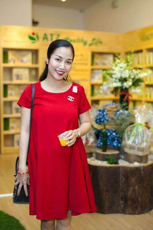 Chứng kiến những màn nhảy múa nhào lộn nhiệt tình của cô trên sân khấu đêm chung kết của cuộc thi “Bước nhảy hoàn vũ nhí”, không ít khán giả vừa “thót tim” vừa ngưỡng mộ độ chịu chơi của bà bầu này. Chứng kiến những màn nhảy múa nhào lộn nhiệt tình của cô trên sân khấu đêm chung kết của cuộc thi “Bước nhảy hoàn vũ nhí”, không ít khán giả vừa “thót tim” vừa ngưỡng mộ độ chịu chơi của bà bầu này.