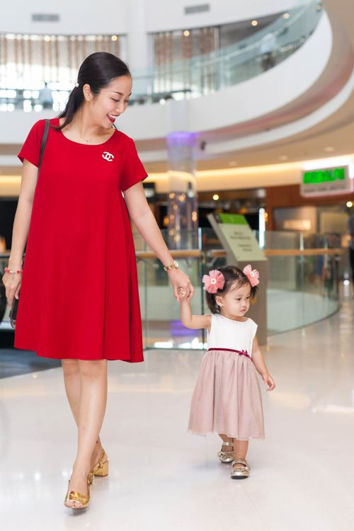 Dù đã mang thai ở tháng thứ 5 nhưng Ốc Thanh Vân vẫn duy trì được vóc dáng thon gọn và khỏe khoắn. Dù đã mang thai ở tháng thứ 5 nhưng Ốc Thanh Vân vẫn duy trì được vóc dáng thon gọn và khỏe khoắn.
