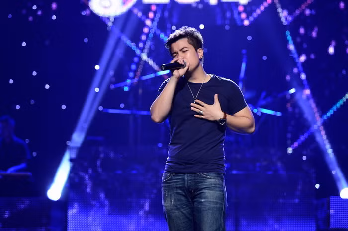 Trong Gala đầu tiên này, Đinh Mạnh Ninh mang tới ca khúc với gia điệu lạ Chỉ Còn Riêng Anh. Ca khúc này cũng do chính anh sáng tác và tự thể hiện trên sân khấu Bài Hát Việt.