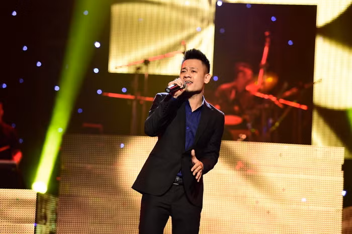 Nhạc sĩ Nguyễn Đức Cường đã mang đến một không khí sôi đọng cùng ca khúc Bước Cùng Thời Gian do chính anh thể hiện cùng bản phối của nhạc sĩ Thanh Tâm.