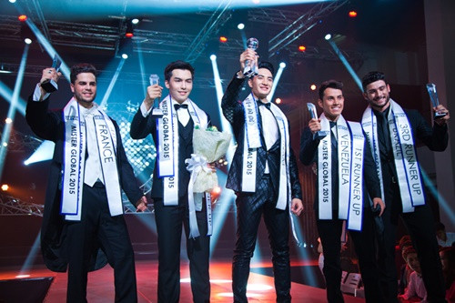 Giây phút đăng quang của Nguyễn Văn Sơn tại Mister Global 2015. Giây phút đăng quang của Nguyễn Văn Sơn tại Mister Global 2015.