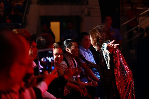 Dù trước đó có thông tin Siu Black không mời được ca sĩ nào tham gia trong show diễn, nhưng đến ngày diễn ra show lại có rất đông bạn bè là nghệ sĩ như: Kasim, Long Nhật, Kyo York ... đến ủng hộ chị.