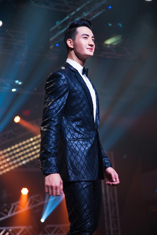 Đại diện Việt Nam, thí sinh Nguyễn Văn Sơn tự tin trong đêm chung kết Mister Global 2015. Đại diện Việt Nam, thí sinh Nguyễn Văn Sơn tự tin trong đêm chung kết Mister Global 2015.