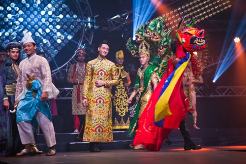 Nguyễn Văn Sơn trong phần thi trang phục dân tộc. Nguyễn Văn Sơn trong phần thi trang phục dân tộc.