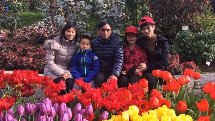 Hoàng Anh Phương Thảo (áo đỏ) chụp ảnh cùng gia đình khi bố mẹ và em trai sang Nhật đón Tết cùng (Ảnh: N.G)