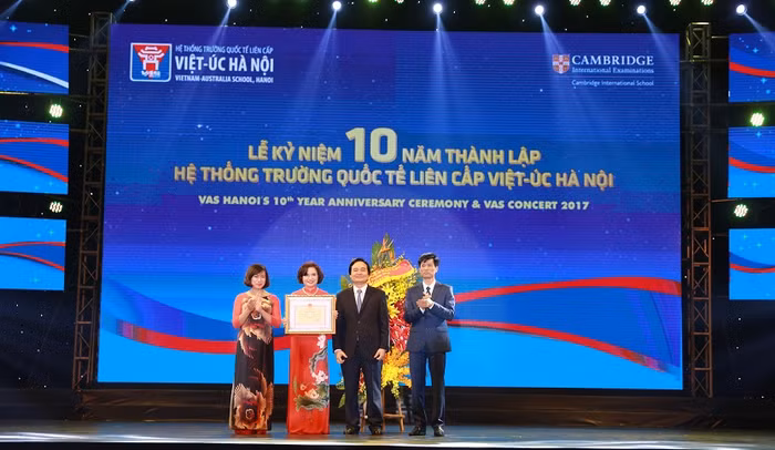Hệ thống trường Quốc tế liên cấp Việt - Úc Hà Nội tổ chức Lễ kỷ niệm 10 năm ngày thành lập và đón nhận Bằng khen của Bộ trưởng Bộ Giáo dục và Đào tạo Hệ thống trường Quốc tế liên cấp Việt - Úc Hà Nội tổ chức Lễ kỷ niệm 10 năm ngày thành lập và đón nhận Bằng khen của Bộ trưởng Bộ Giáo dục và Đào tạo