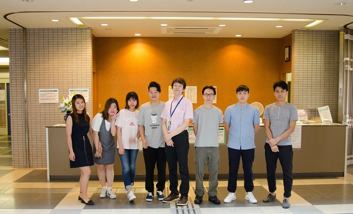 Nguyễn Hoàng Lâm (đứng thứ 4 từ trái sang) chụp ảnh cùng bạn bè ở Nhật (Ảnh nhân vật cung cấp) Nguyễn Hoàng Lâm (đứng thứ 4 từ trái sang) chụp ảnh cùng bạn bè ở Nhật (Ảnh nhân vật cung cấp)