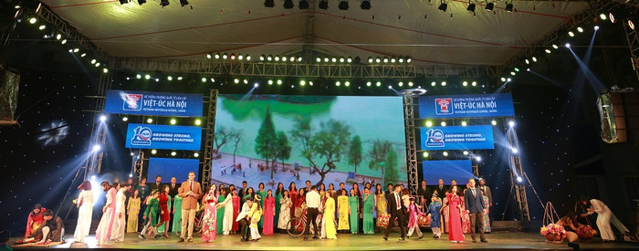 Gần 20 chuyên gia và giáo viên nước ngoài cùng hoà giọng vào bài hát “Nhớ về Hà Nội”, thể hiện tình cảm sau 10 năm gắn bó với Thủ đô