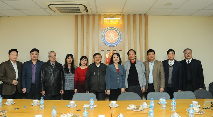 Thứ trưởng Bộ GD&ĐT Nguyễn Thị Nghĩa chụp ảnh kỉ niệm cùng lãnh đạo và các cán bộ Hiệp hội các trường Đại học, Cao đẳng Việt Nam. Thứ trưởng Bộ GD&ĐT Nguyễn Thị Nghĩa chụp ảnh kỉ niệm cùng lãnh đạo và các cán bộ Hiệp hội các trường Đại học, Cao đẳng Việt Nam.