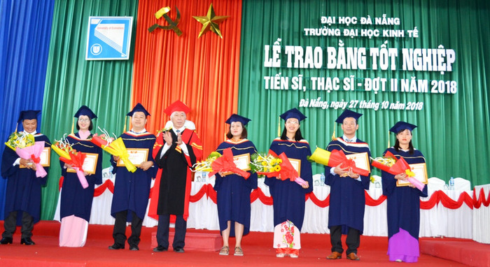 Đại học Kinh tế Đà Nẵng trao bằng tốt nghiệp cho 5 tân Tiến sĩ và 210 Thạc sĩ. Ảnh: TT Đại học Kinh tế Đà Nẵng trao bằng tốt nghiệp cho 5 tân Tiến sĩ và 210 Thạc sĩ. Ảnh: TT