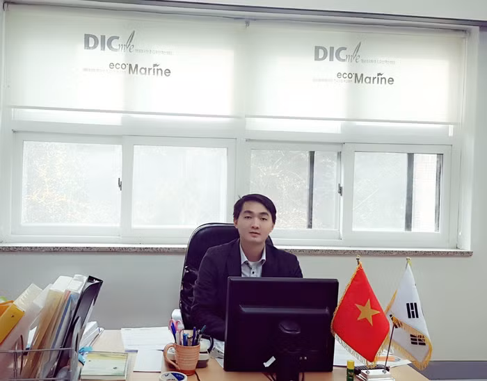 “Nhân tài học xong ai cũng muốn về cống hiến cho đất nước, nhưng....” (GDVN) - Nhiều nhân tài học học xong cũng mong muốn trở về cống hiến cho đất nước nhưng họ vẫn canh cánh nỗi lo môi trường làm việc còn nhiều bất cập, bế tắc.