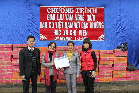 Nhà báo Bùi Ngọc Cải - Phó Tổng Biên tập Báo Giáo dục Việt Nam thay mặt các nhà hảo tâm cùng cô giáo Anh Thơ (giảng viên trường ĐH Quốc gia) đại diện nhóm “Vì ta cần nhau” trao tặng 15 triệu đồng tới trường tiểu học Chí Viễn