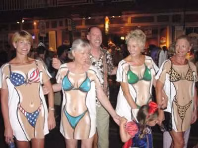 Các bà và các chị thân hình vẫn " chuẩn không cần chỉnh "