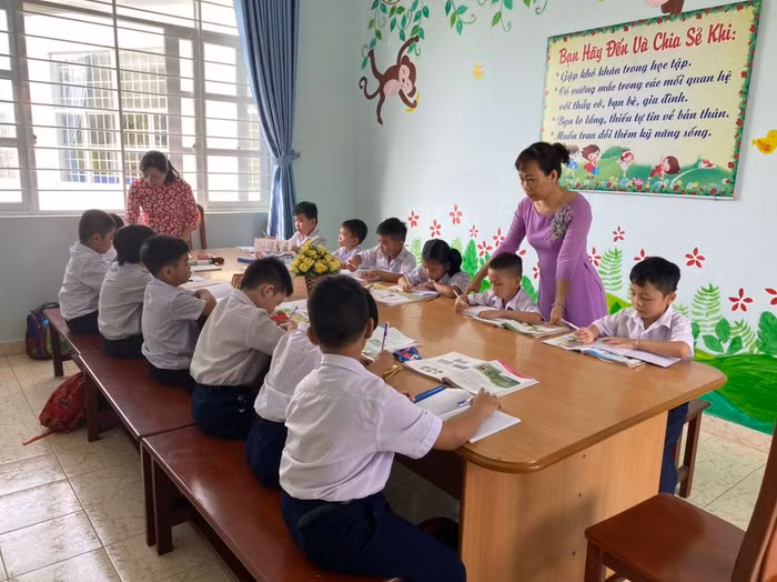 Một lớp học phụ đạo với khoảng hơn chục học sinh nhưng lúc nào cũng phải thường trực 2-3 giáo viên để có thể kèm cặp từng học sinh. Ảnh: Nhà trường cung cấp