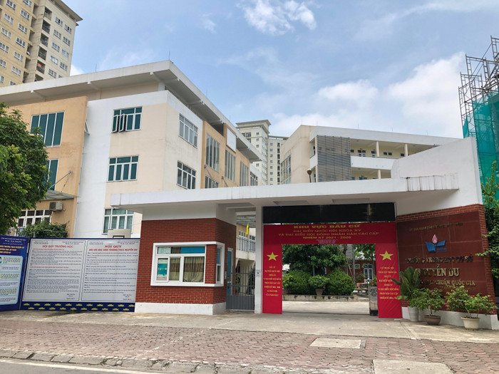 Chương trình hỗ trợ ôn luyện cuối cấp cho học sinh con các phụ huynh làm nhiệm vụ tuyến đầu chống dịch ở trường Nguyễn Du được đánh giá cao. Ảnh: Trung Dũng