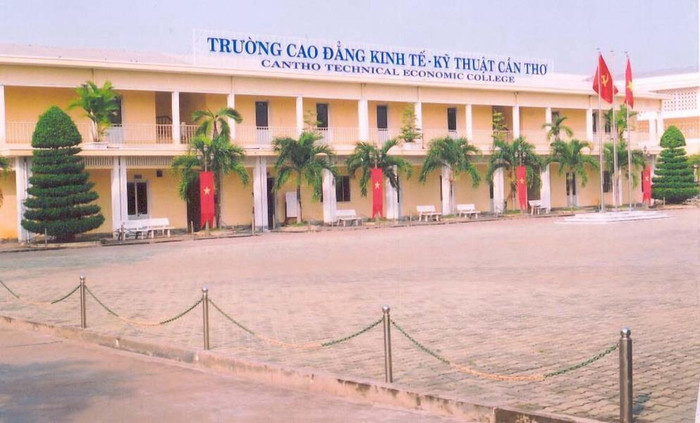 "Việc đề nghị nhà trường phải xây dựng kế hoạch đào tạo, bồi dưỡng đối với 306 nhà giáo trường Cao đẳng Kinh tế - Kỹ thuật Cần Thơ để đạt chuẩn về trình độ kỹ năng nghề là theo đúng quy định", đại diện Tổng cục Giáo dục nghề nghiệp cho biết. Ảnh: Facebook nhà trường "Việc đề nghị nhà trường phải xây dựng kế hoạch đào tạo, bồi dưỡng đối với 306 nhà giáo trường Cao đẳng Kinh tế - Kỹ thuật Cần Thơ để đạt chuẩn về trình độ kỹ năng nghề là theo đúng quy định", đại diện Tổng cục Giáo dục nghề nghiệp cho biết. Ảnh: Facebook nhà trường