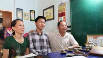 Ba mẹ Bảo không giấu được niềm vui khi biết Bảo là thủ khoa kì thi trung học phổ thông quốc gia 2018 tại Quảng Nam. Ảnh: ĐT