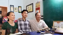 Ba mẹ Bảo không giấu được niềm vui khi biết Bảo là thủ khoa kì thi trung học phổ thông quốc gia 2018 tại Quảng Nam. Ảnh: ĐT