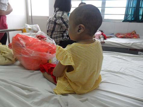 2 tháng trước, bé Nguyễn Đàm Hồng Hạnh đã bị chính bố đẻ bỏ lại ở chùa Bồ Đề