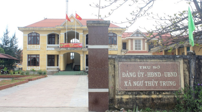 Người dân xã Ngư Thủy Trung bức xúc vì Chủ tịch xã sai phạm bị kỷ luật, cách chức lại được bầu làm Chủ tịch mặt trận. Người dân xã Ngư Thủy Trung bức xúc vì Chủ tịch xã sai phạm bị kỷ luật, cách chức lại được bầu làm Chủ tịch mặt trận.