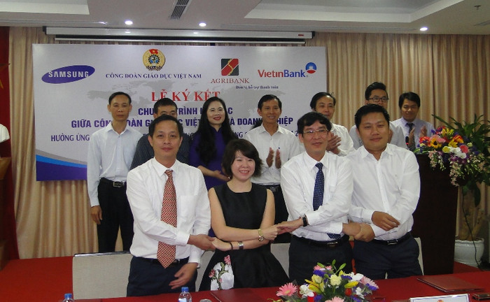 Ông Vũ Minh Đức, Chủ tịch Công đoàn Giáo dục Việt Nam - người thứ 2 bên phải sang cùng lãnh đạo các doanh nghiệp ký kết bản ghi nhớ hợp tác (ảnh Trinh Phúc). Ông Vũ Minh Đức, Chủ tịch Công đoàn Giáo dục Việt Nam - người thứ 2 bên phải sang cùng lãnh đạo các doanh nghiệp ký kết bản ghi nhớ hợp tác (ảnh Trinh Phúc).