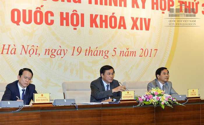 Tổng thư ký Quốc hội, Chủ nhiệm Văn phòng Quốc hội Nguyễn Hạnh Phúc (người ở giữa) chủ trì cuộc họp báo (ảnh nguồn quochoi.vn).