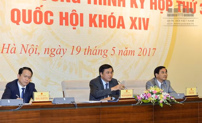 Tổng thư ký Quốc hội, Chủ nhiệm Văn phòng Quốc hội Nguyễn Hạnh Phúc (người ở giữa) chủ trì cuộc họp báo (ảnh nguồn quochoi.vn). Tổng thư ký Quốc hội, Chủ nhiệm Văn phòng Quốc hội Nguyễn Hạnh Phúc (người ở giữa) chủ trì cuộc họp báo (ảnh nguồn quochoi.vn).